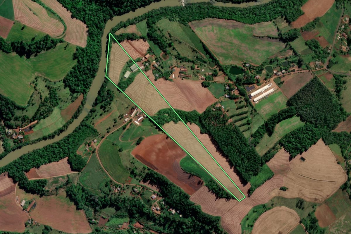Imagem de satélite do imóvel rural em Águas Frias (SC), com o contorno declarado no CAR desenhado por cima.