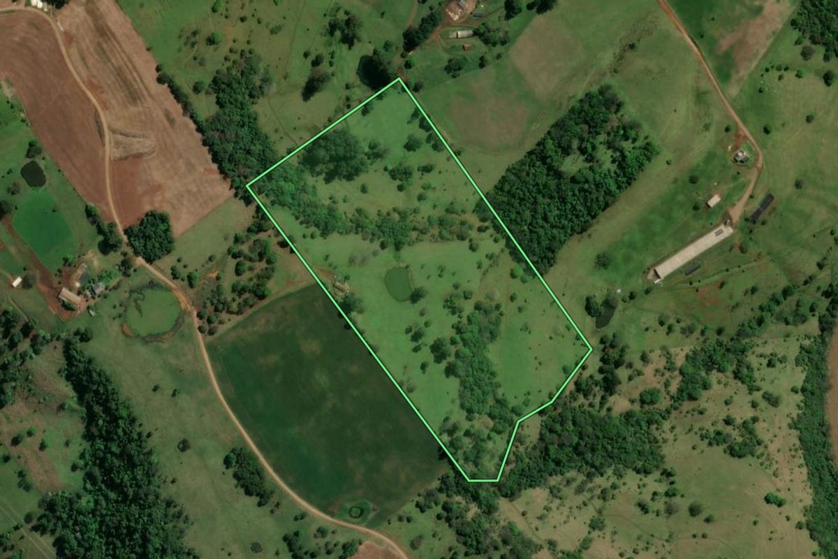 Imagem de satélite do imóvel rural em Águas Frias (SC), com o contorno declarado no CAR desenhado por cima.
