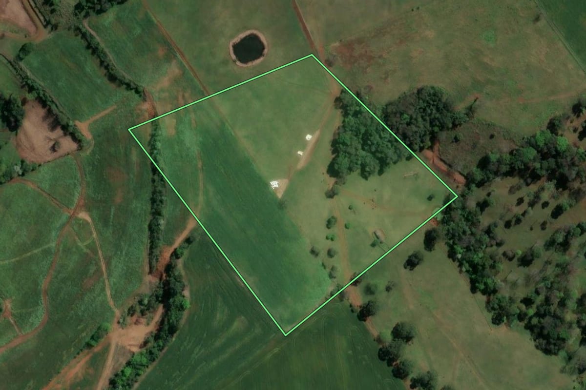 Imagem de satélite do imóvel rural em Águas Frias (SC), com o contorno declarado no CAR desenhado por cima.