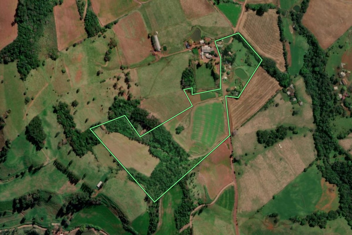 Imagem de satélite do imóvel rural em Águas Frias (SC), com o contorno declarado no CAR desenhado por cima.
