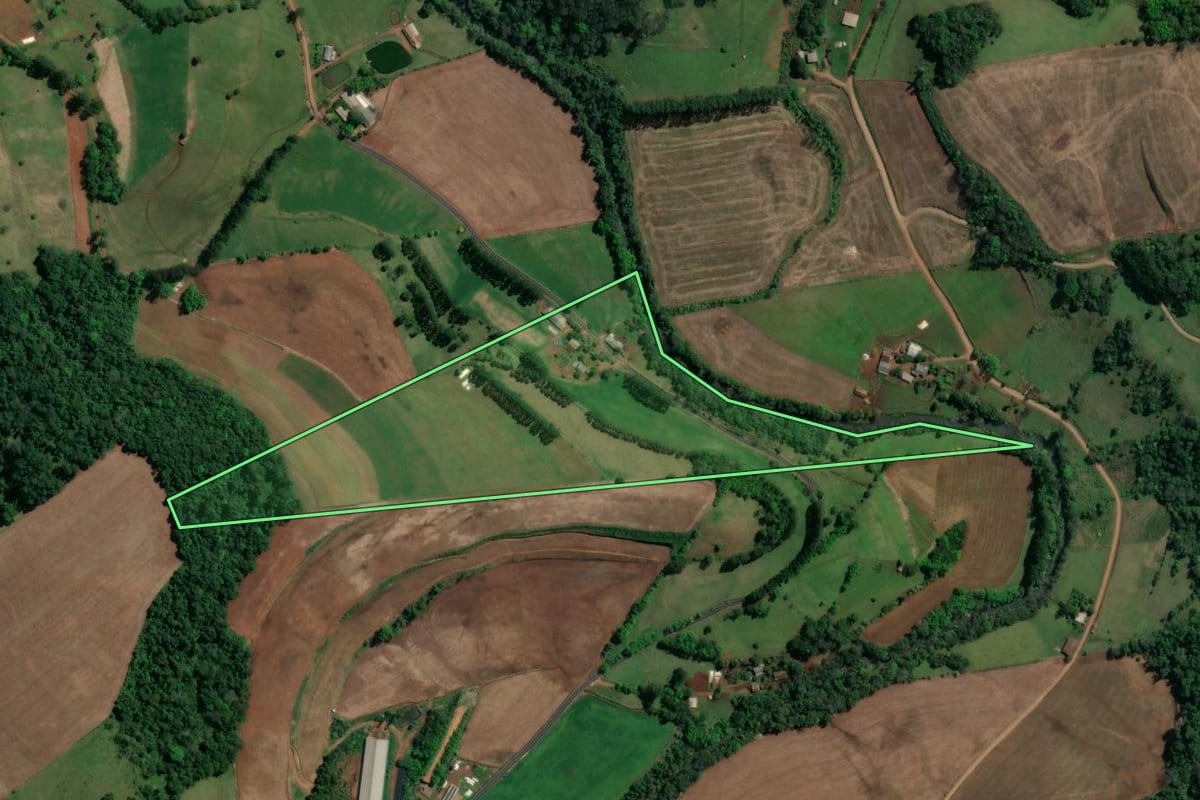 Imagem de satélite do imóvel rural em Águas Frias (SC), com o contorno declarado no CAR desenhado por cima.