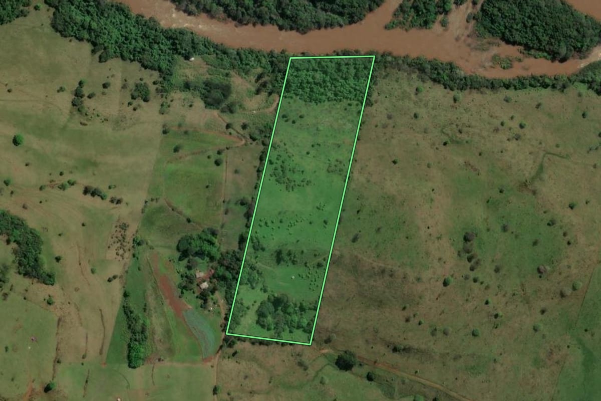 Imagem de satélite do imóvel rural em Águas Frias (SC), com o contorno declarado no CAR desenhado por cima.
