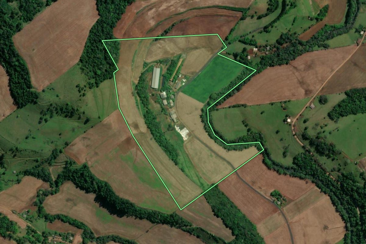 Imagem de satélite do imóvel rural em Águas Frias (SC), com o contorno declarado no CAR desenhado por cima.