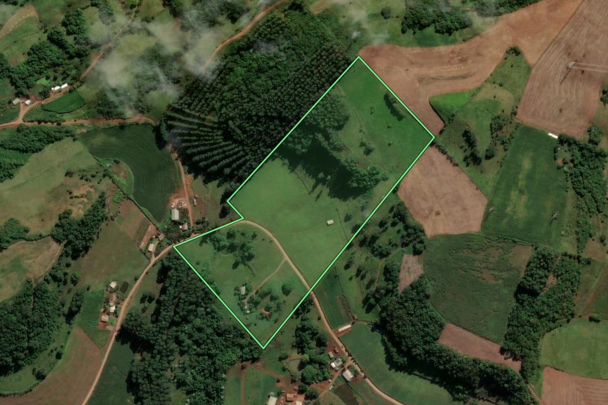 Imagem de satélite do imóvel rural em Águas Frias (SC), com o contorno declarado no CAR desenhado por cima.