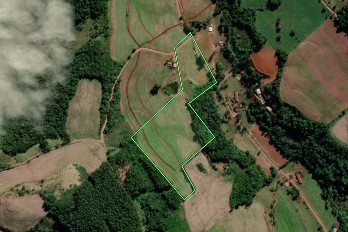 Imagem de satélite do imóvel rural em Águas Frias (SC), com o contorno declarado no CAR desenhado por cima.