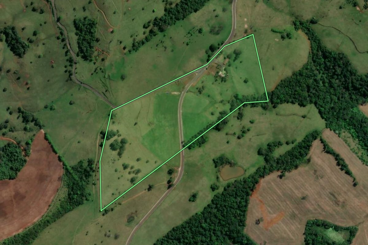 Imagem de satélite do imóvel rural em Águas Frias (SC), com o contorno declarado no CAR desenhado por cima.