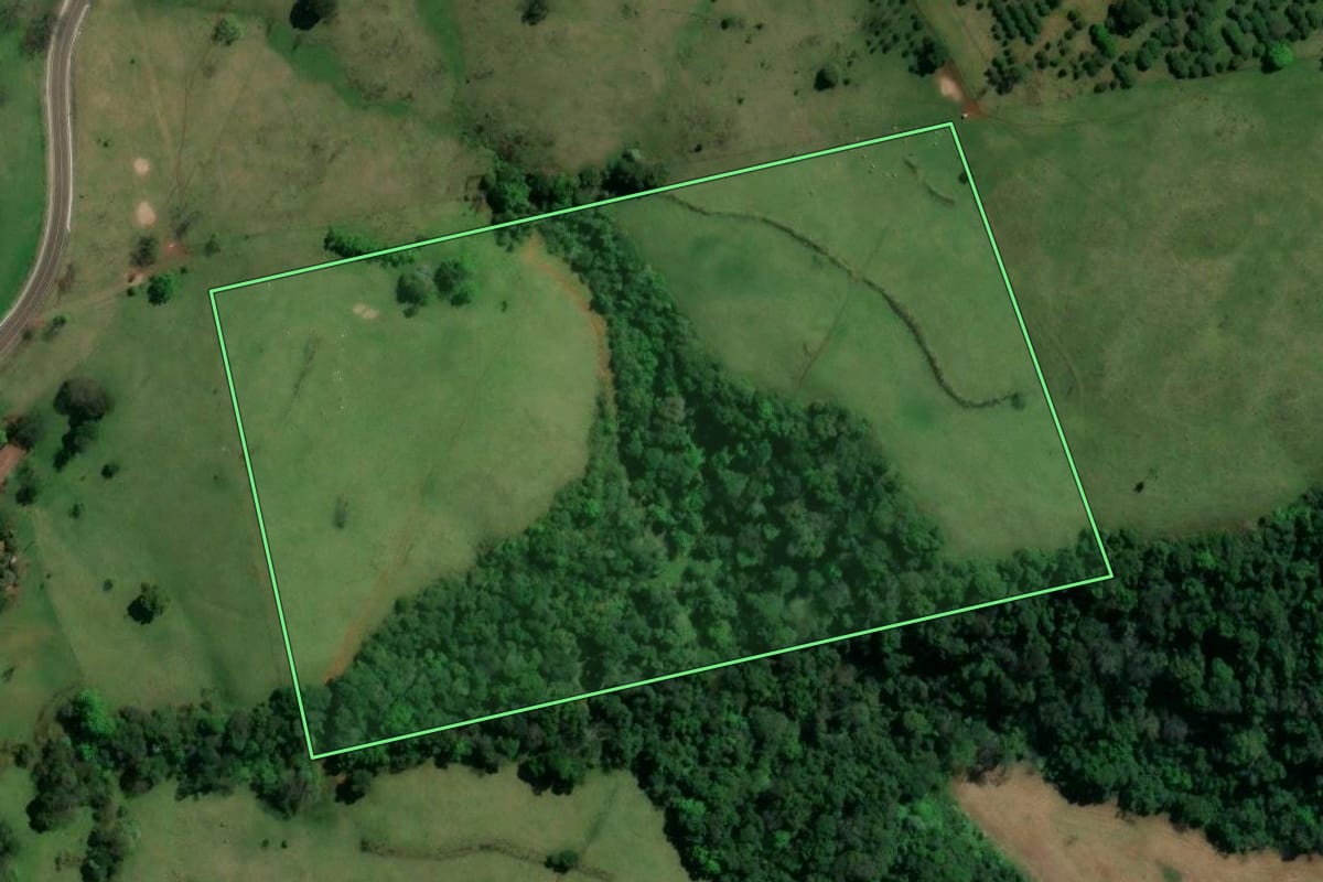 Imagem de satélite do imóvel rural em Águas Frias (SC), com o contorno declarado no CAR desenhado por cima.