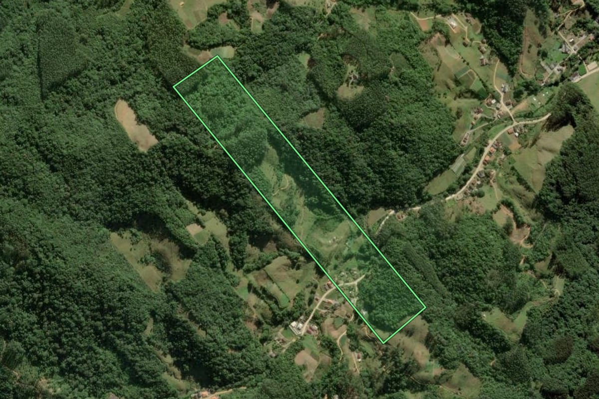 Imagem de satélite do imóvel rural em Águas Mornas (SC), com o contorno declarado no CAR desenhado por cima.