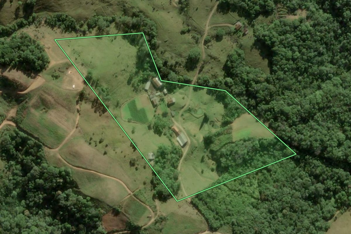 Imagem de satélite do imóvel rural em Águas Mornas (SC), com o contorno declarado no CAR desenhado por cima.