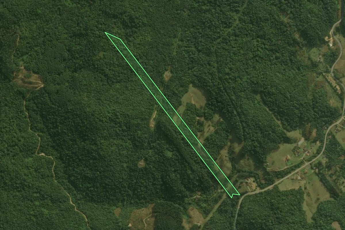 Imagem de satélite do imóvel rural em Águas Mornas (SC), com o contorno declarado no CAR desenhado por cima.