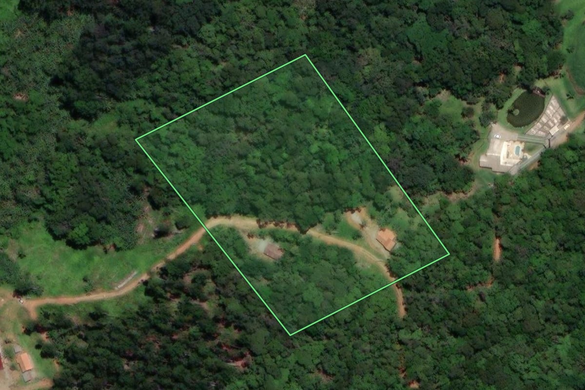 Imagem de satélite do imóvel rural em Águas Mornas (SC), com o contorno declarado no CAR desenhado por cima.