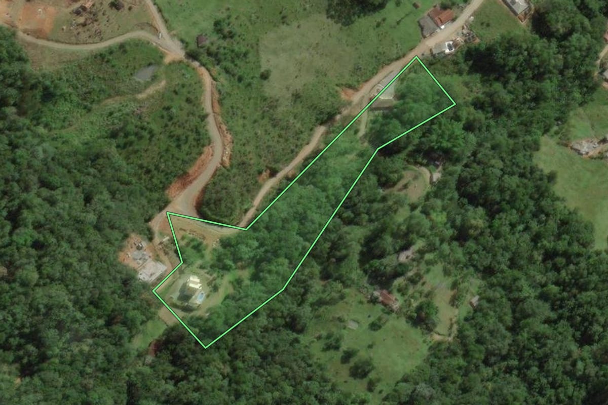 Imagem de satélite do imóvel rural em Águas Mornas (SC), com o contorno declarado no CAR desenhado por cima.