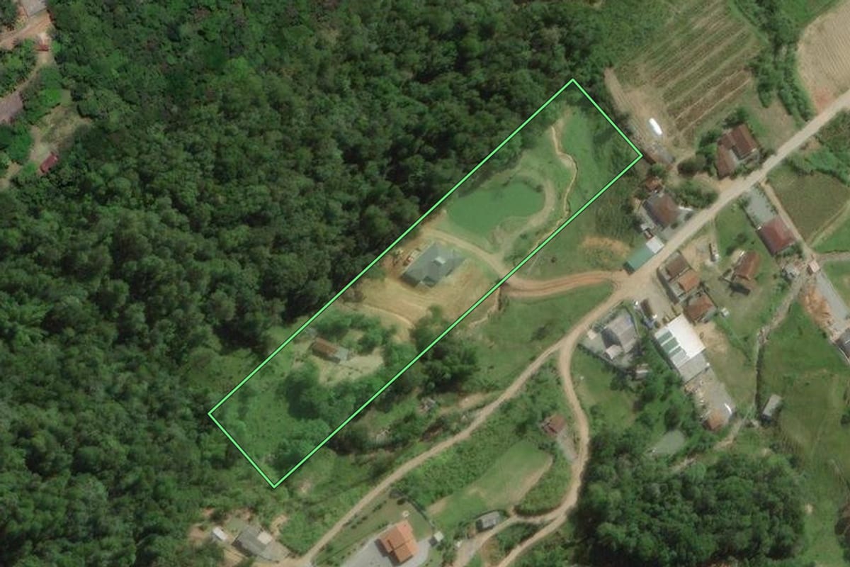 Imagem de satélite do imóvel rural em Águas Mornas (SC), com o contorno declarado no CAR desenhado por cima.