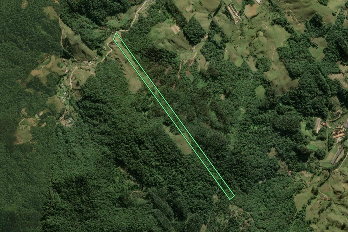 Imagem de satélite do imóvel rural em Águas Mornas (SC), com o contorno declarado no CAR desenhado por cima.