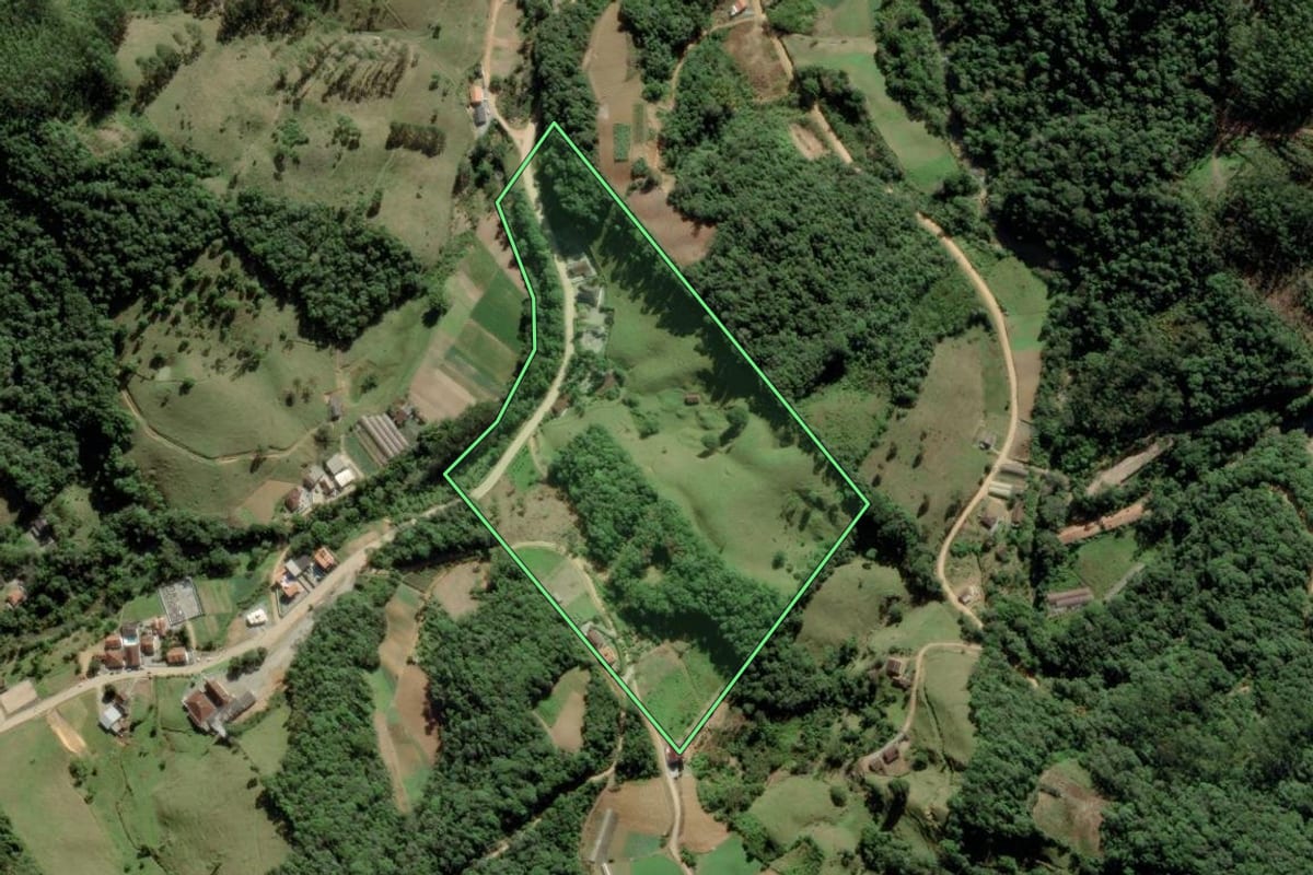 Imagem de satélite do imóvel rural em Águas Mornas (SC), com o contorno declarado no CAR desenhado por cima.