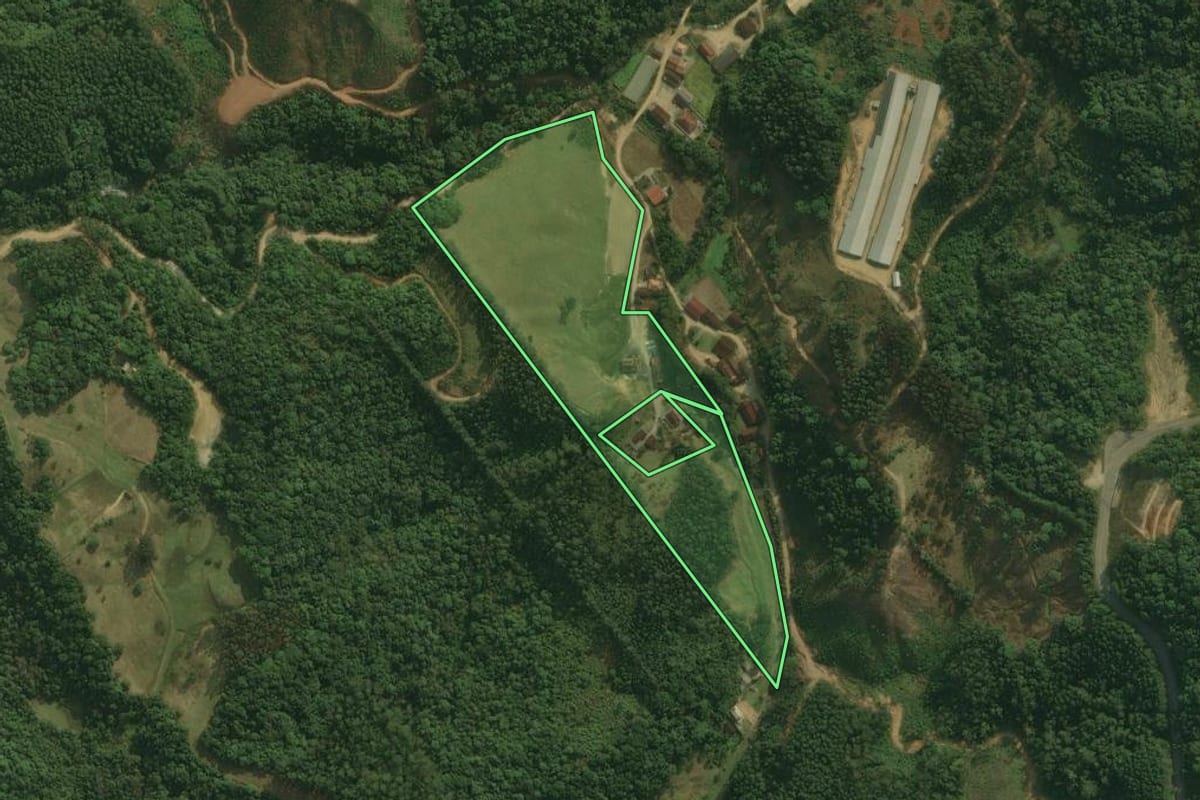 Imagem de satélite do imóvel rural em Águas Mornas (SC), com o contorno declarado no CAR desenhado por cima.
