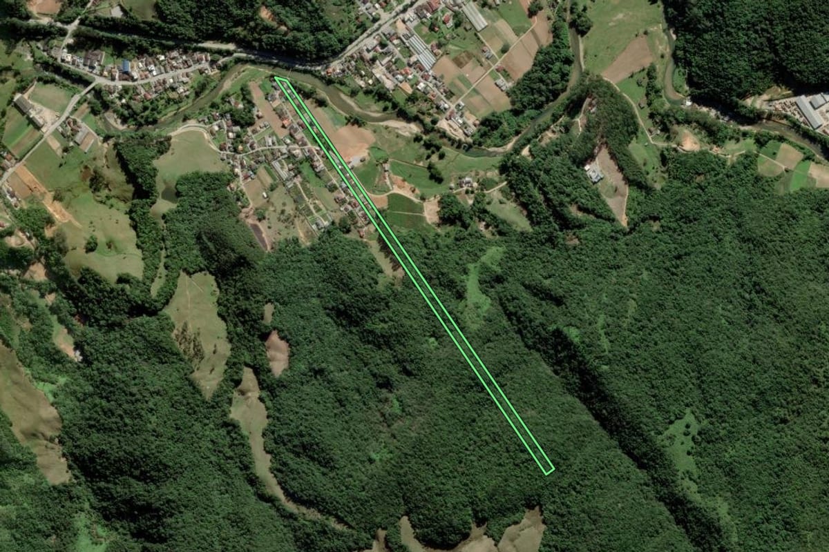 Imagem de satélite do imóvel rural em Águas Mornas (SC), com o contorno declarado no CAR desenhado por cima.