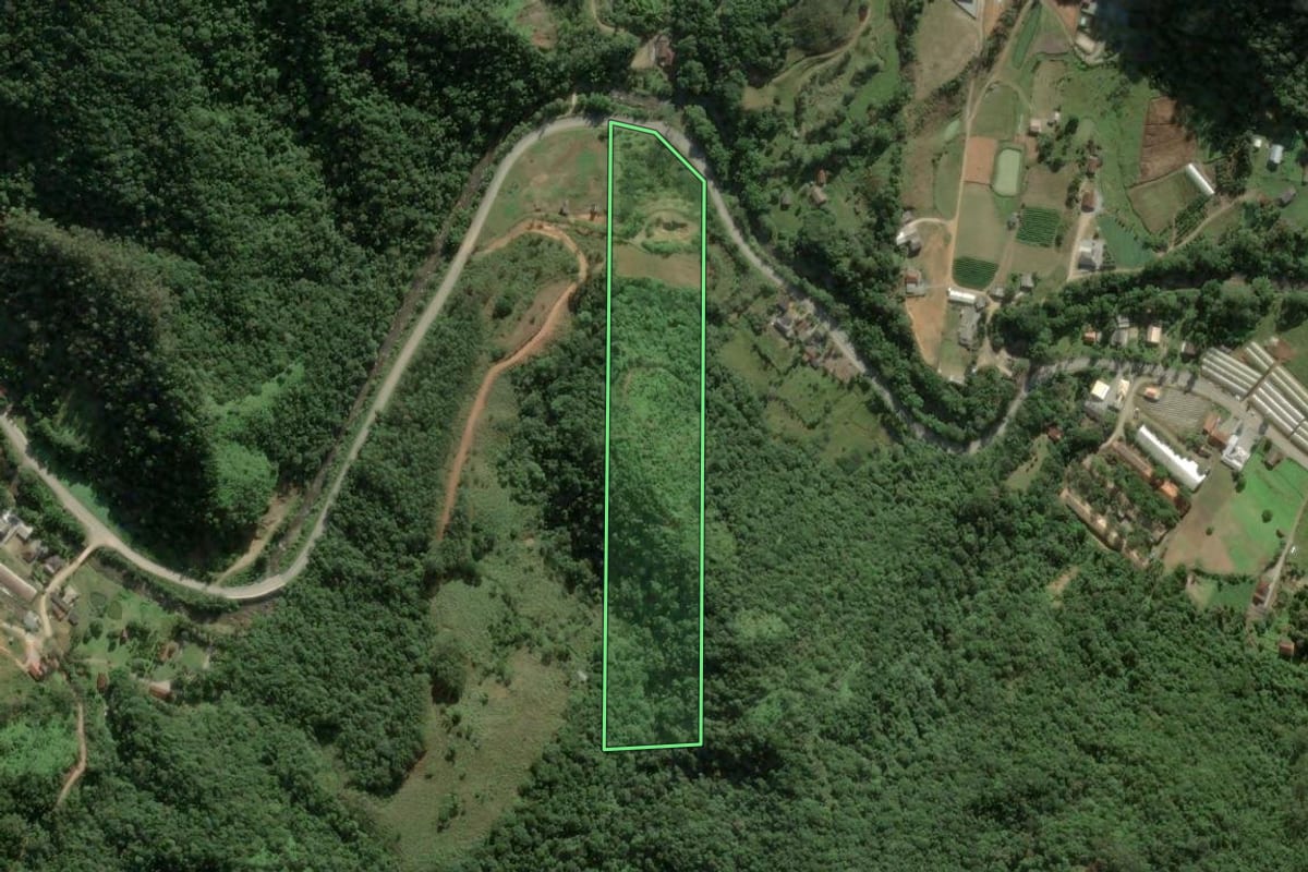Imagem de satélite do imóvel rural em Águas Mornas (SC), com o contorno declarado no CAR desenhado por cima.