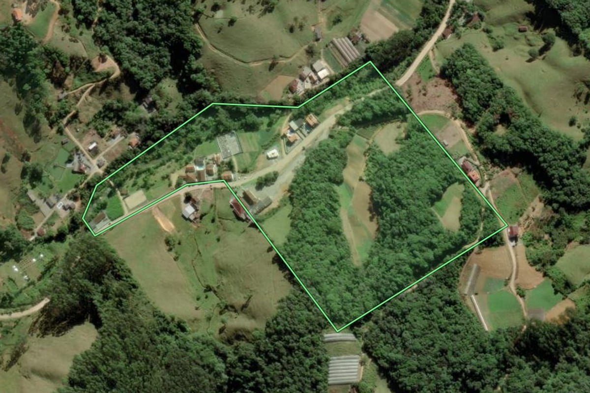 Imagem de satélite do imóvel rural em Águas Mornas (SC), com o contorno declarado no CAR desenhado por cima.