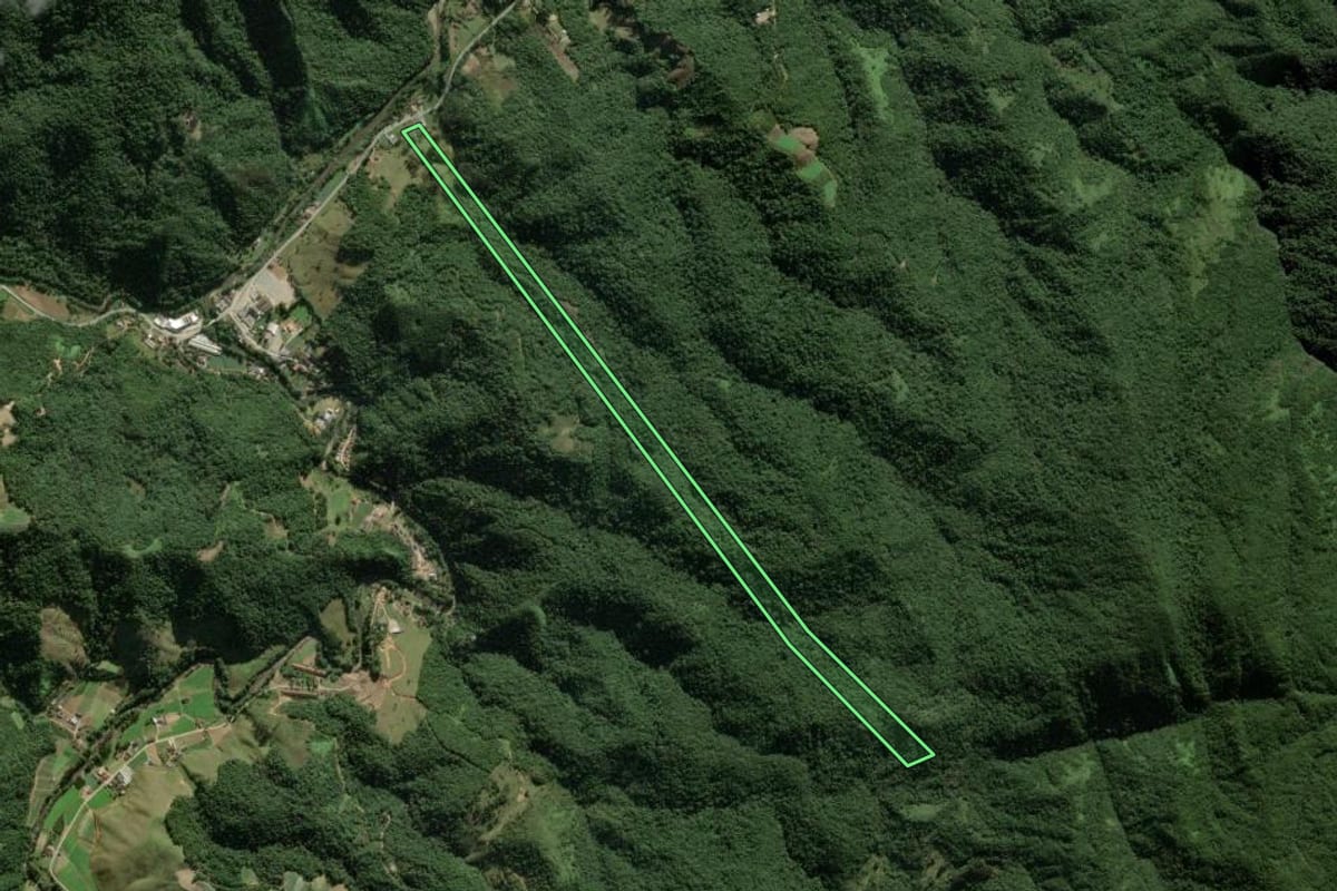 Imagem de satélite do imóvel rural em Águas Mornas (SC), com o contorno declarado no CAR desenhado por cima.