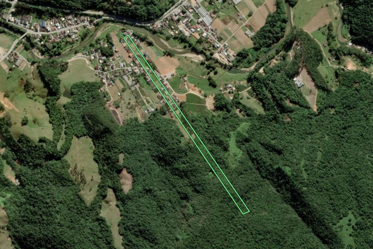 Imagem de satélite do imóvel rural em Águas Mornas (SC), com o contorno declarado no CAR desenhado por cima.