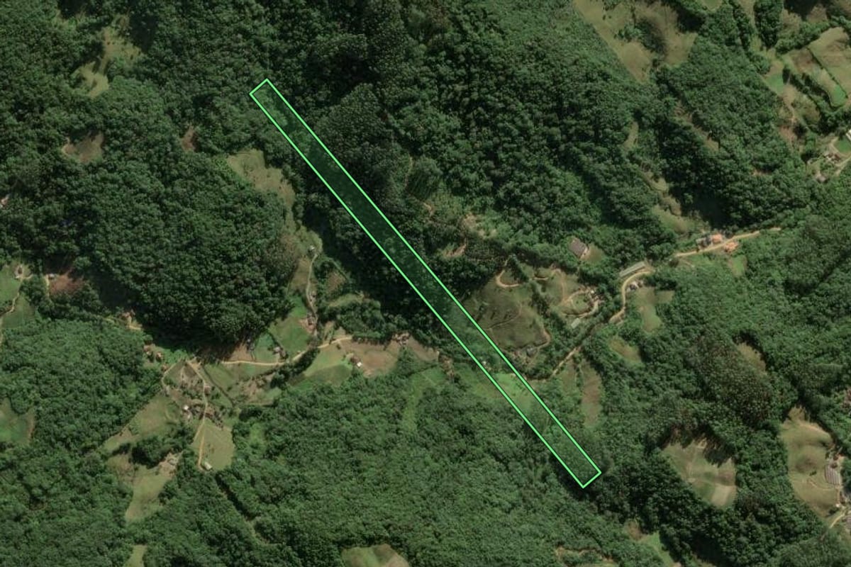 Imagem de satélite do imóvel rural em Águas Mornas (SC), com o contorno declarado no CAR desenhado por cima.
