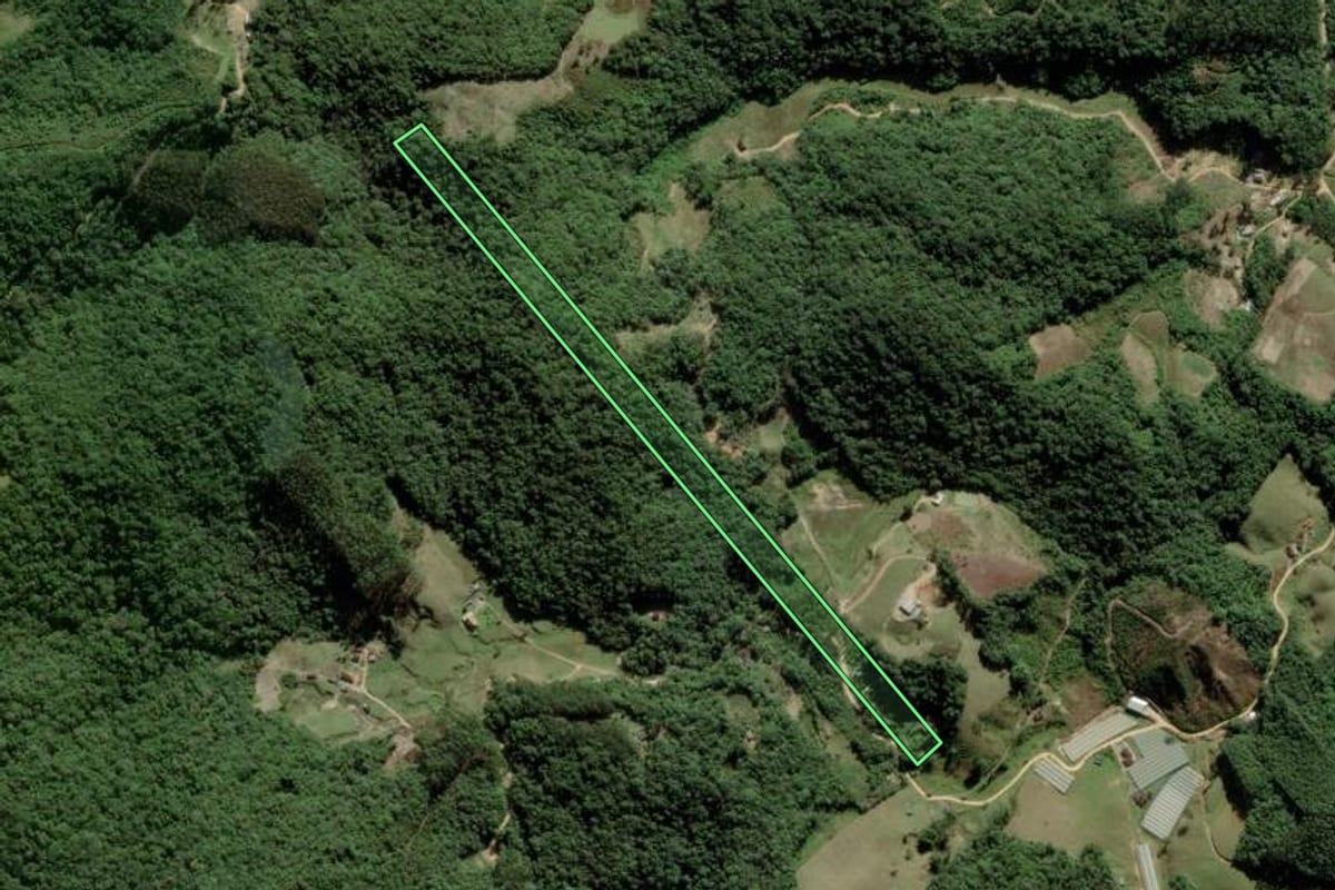 Imagem de satélite do imóvel rural em Águas Mornas (SC), com o contorno declarado no CAR desenhado por cima.