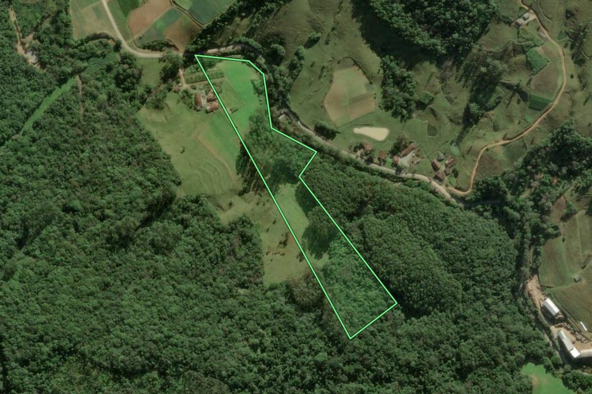 Imagem de satélite do imóvel rural em Águas Mornas (SC), com o contorno declarado no CAR desenhado por cima.