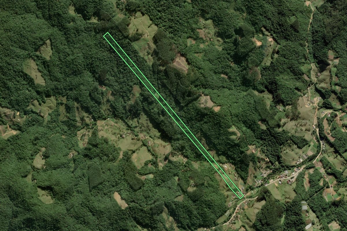 Imagem de satélite do imóvel rural em Águas Mornas (SC), com o contorno declarado no CAR desenhado por cima.
