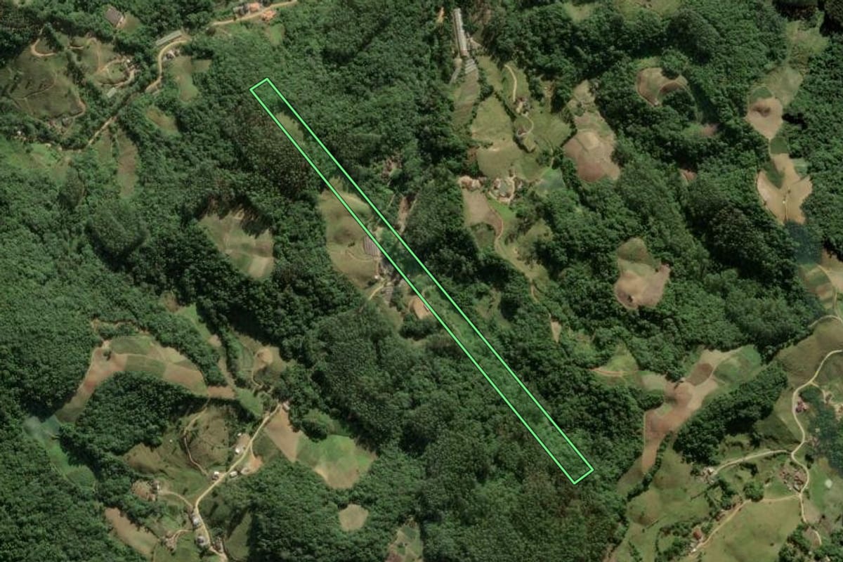 Imagem de satélite do imóvel rural em Águas Mornas (SC), com o contorno declarado no CAR desenhado por cima.