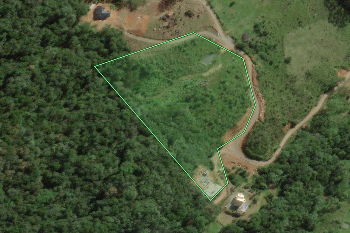 Imagem de satélite do imóvel rural em Águas Mornas (SC), com o contorno declarado no CAR desenhado por cima.