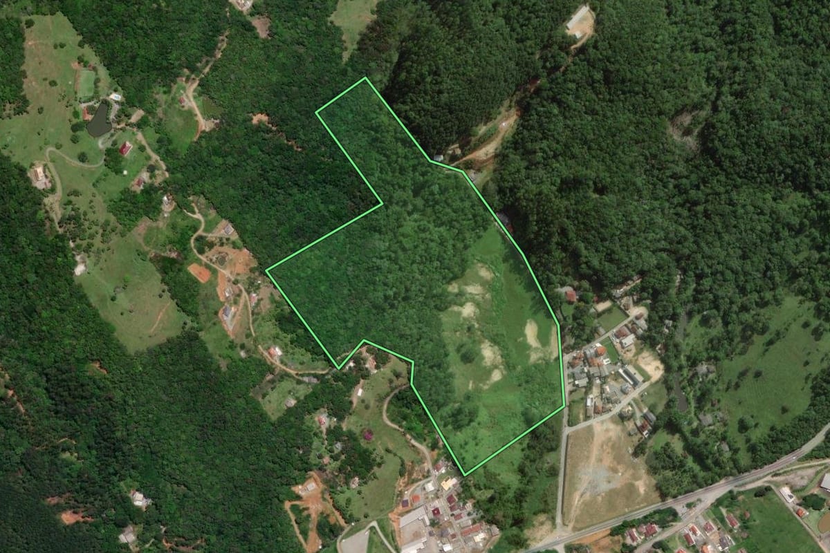 Imagem de satélite do imóvel rural em Águas Mornas (SC), com o contorno declarado no CAR desenhado por cima.