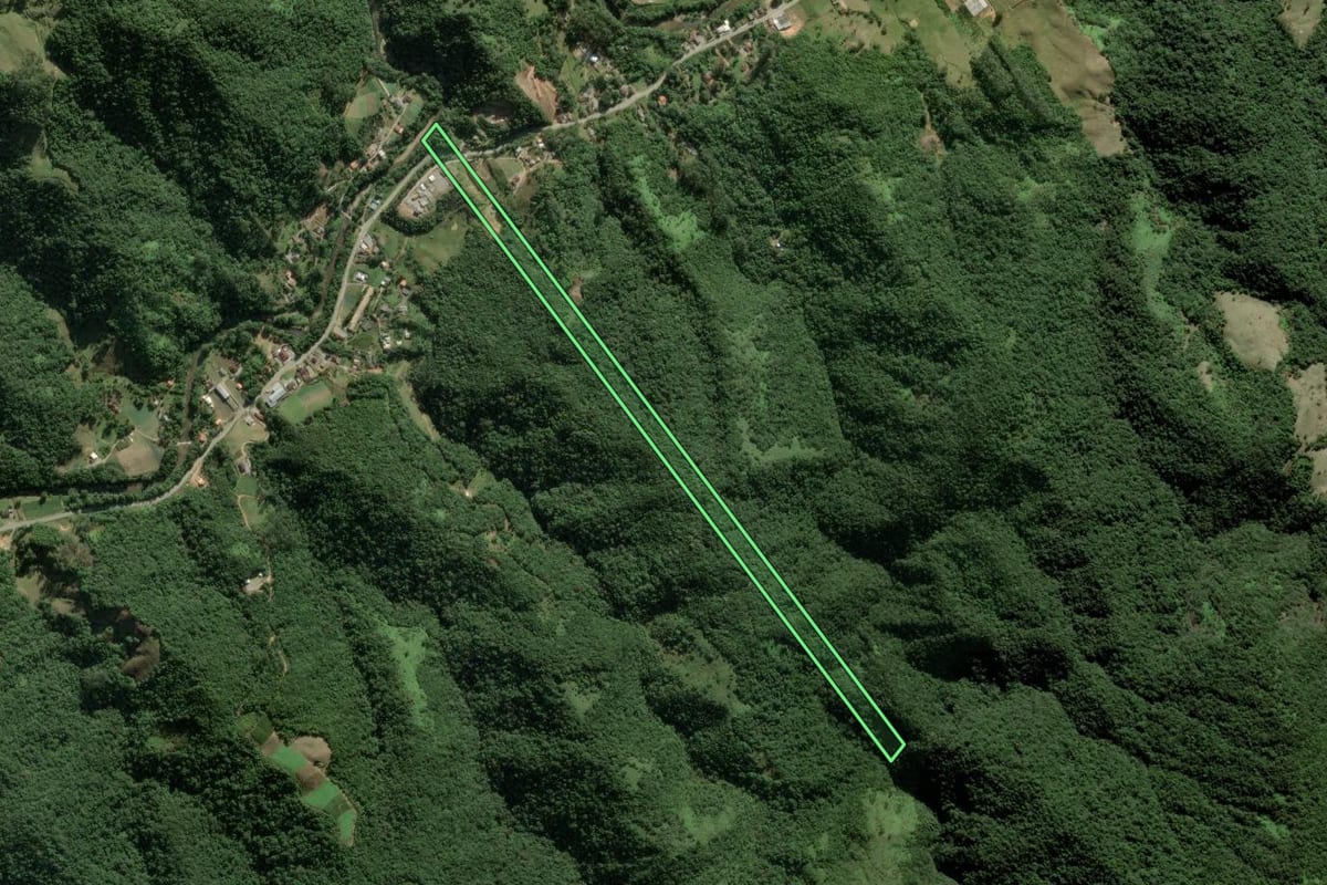 Imagem de satélite do imóvel rural em Águas Mornas (SC), com o contorno declarado no CAR desenhado por cima.