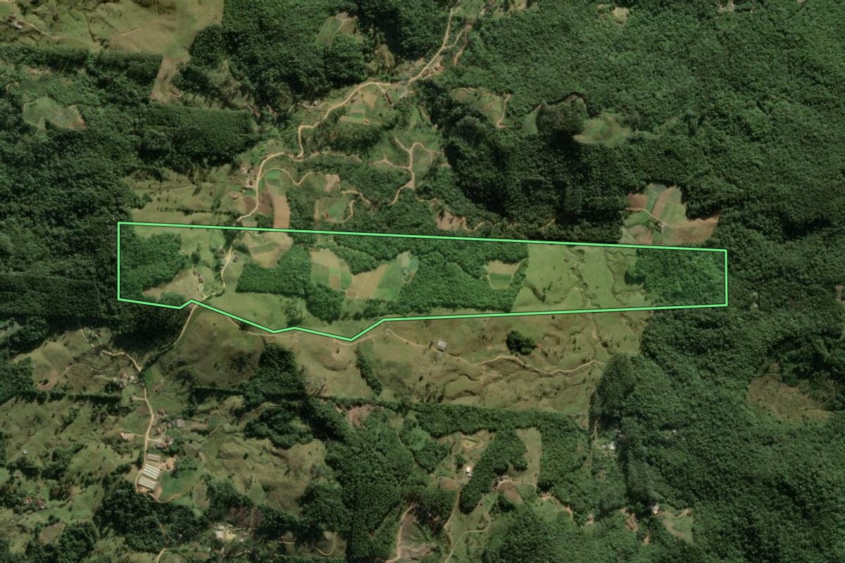 Imagem de satélite do imóvel rural em Águas Mornas (SC), com o contorno declarado no CAR desenhado por cima.