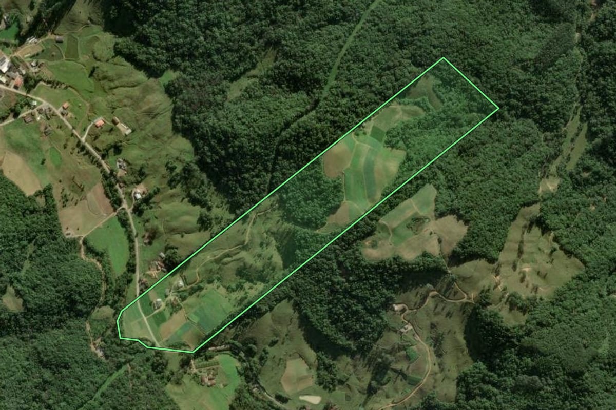Imagem de satélite do imóvel rural em Águas Mornas (SC), com o contorno declarado no CAR desenhado por cima.