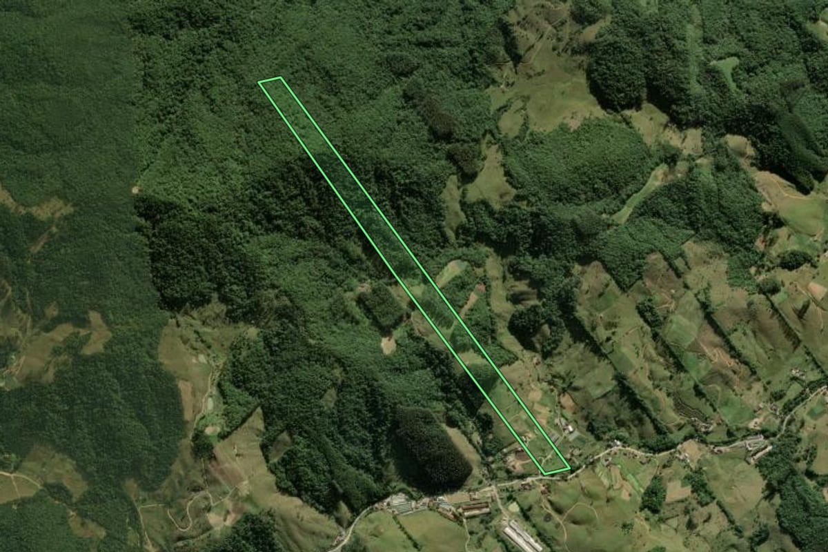 Imagem de satélite do imóvel rural em Águas Mornas (SC), com o contorno declarado no CAR desenhado por cima.