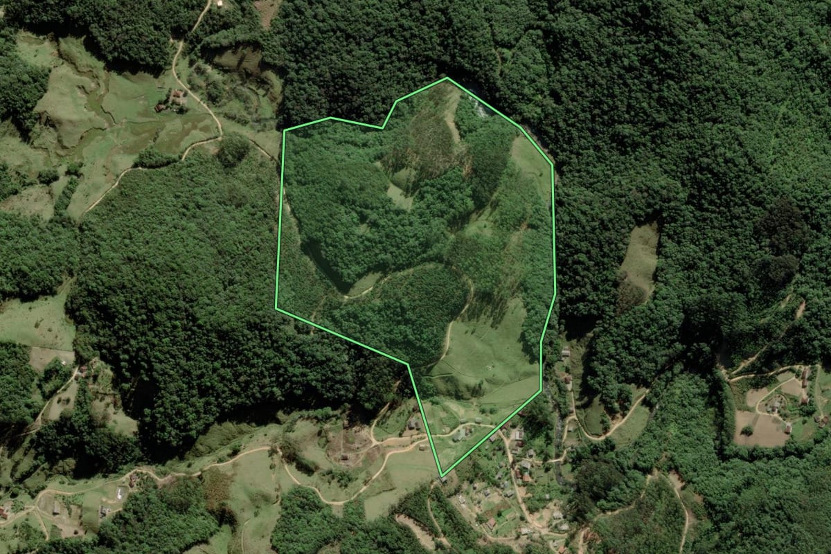 Imagem de satélite do imóvel rural em Águas Mornas (SC), com o contorno declarado no CAR desenhado por cima.