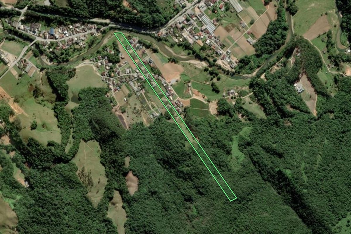 Imagem de satélite do imóvel rural em Águas Mornas (SC), com o contorno declarado no CAR desenhado por cima.