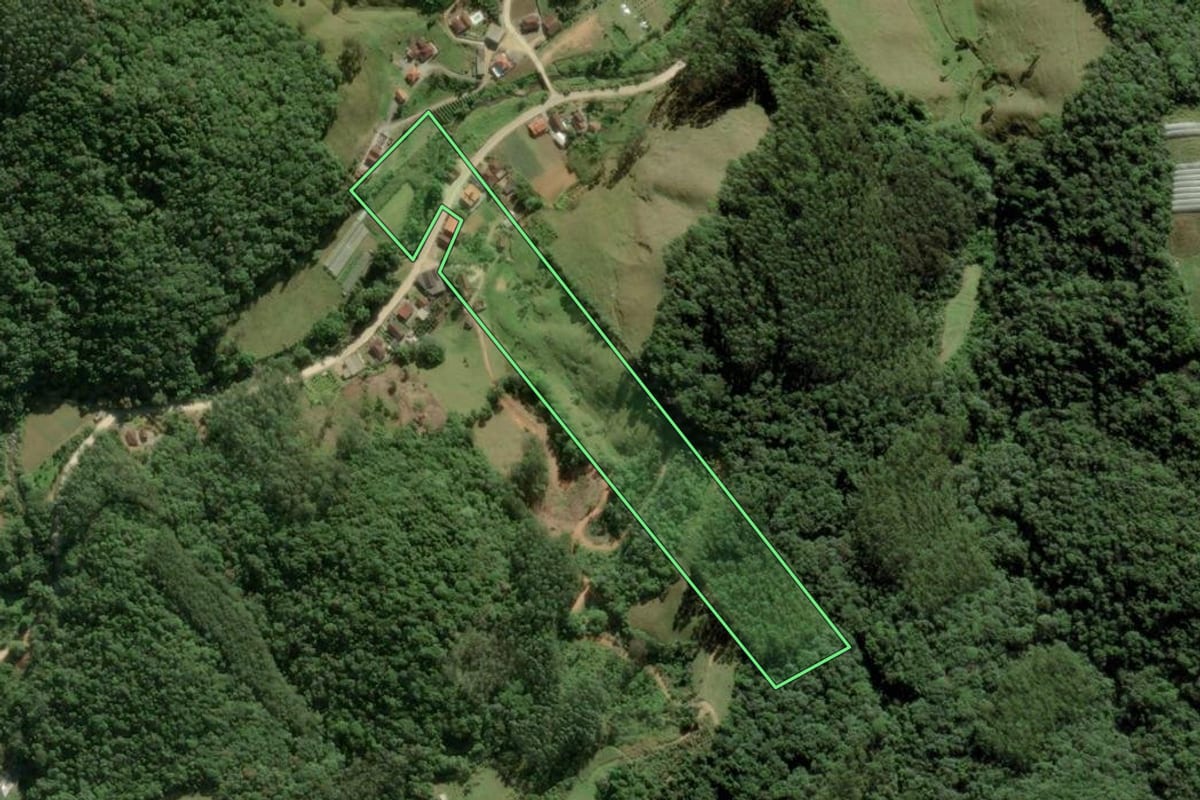 Imagem de satélite do imóvel rural em Águas Mornas (SC), com o contorno declarado no CAR desenhado por cima.