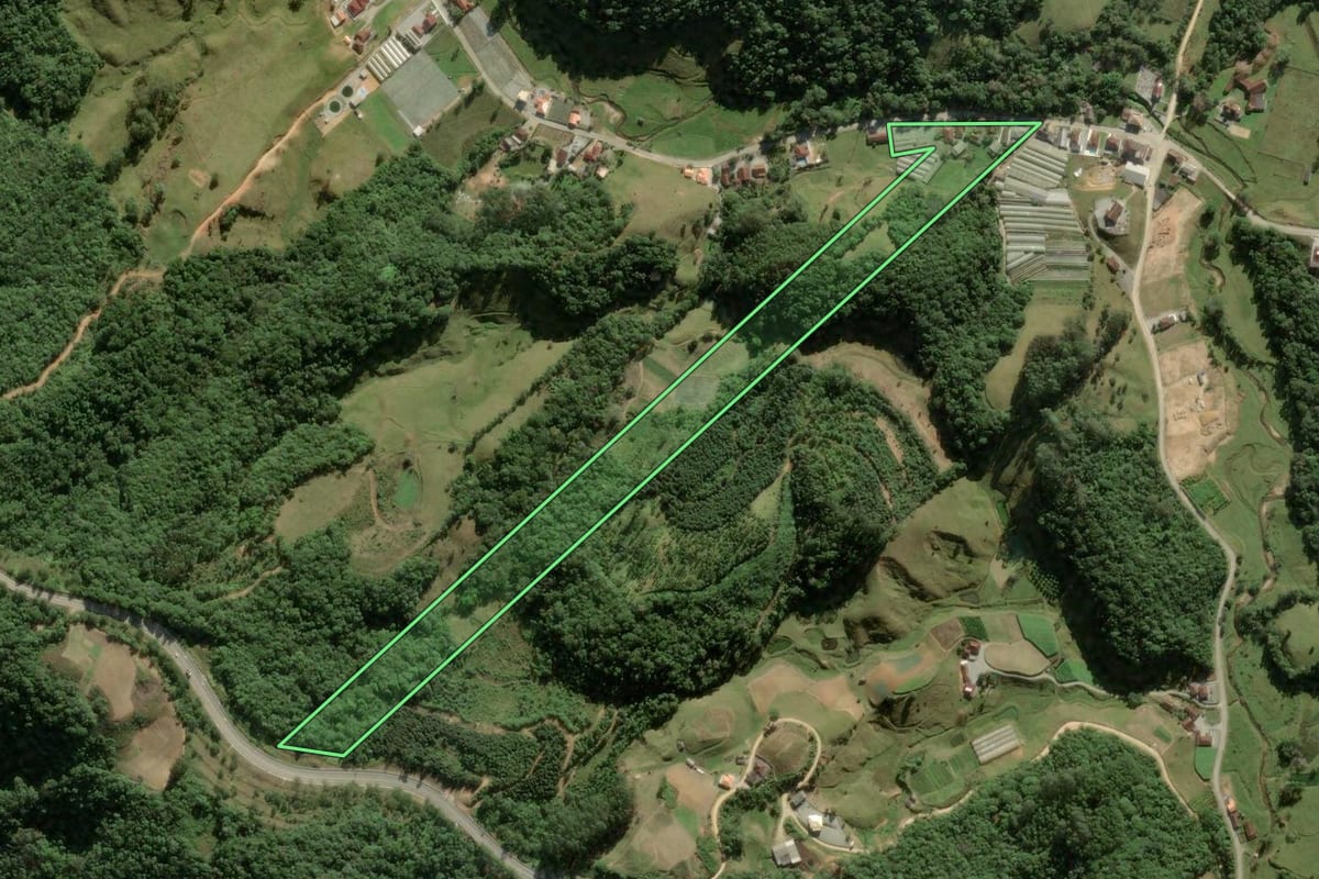 Imagem de satélite do imóvel rural em Águas Mornas (SC), com o contorno declarado no CAR desenhado por cima.