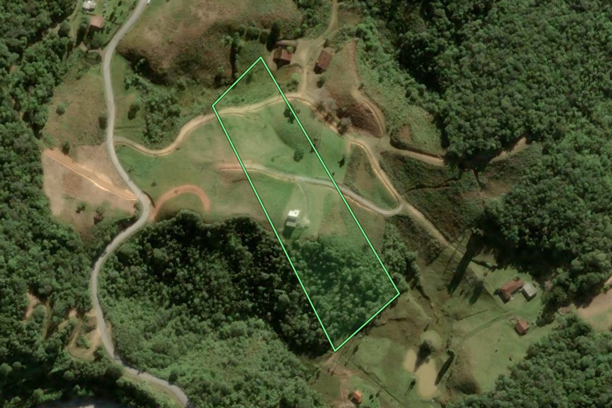 Imagem de satélite do imóvel rural em Águas Mornas (SC), com o contorno declarado no CAR desenhado por cima.