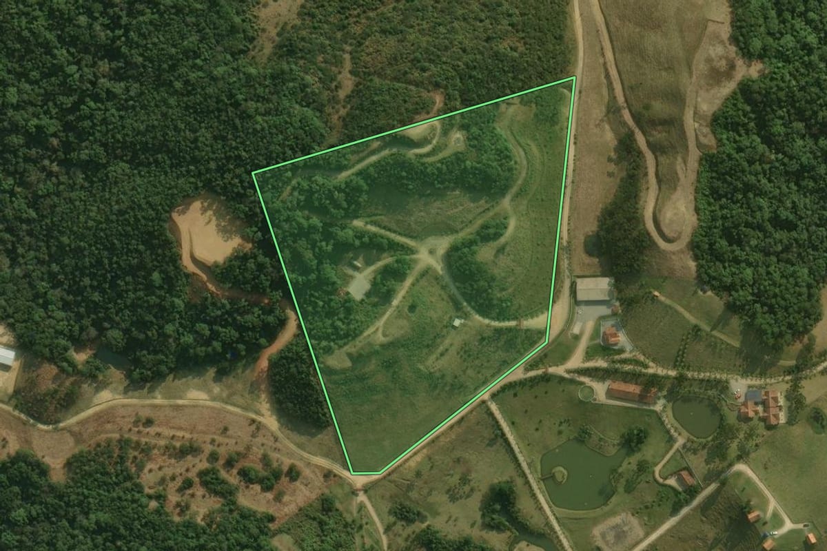 Imagem de satélite do imóvel rural em Águas Mornas (SC), com o contorno declarado no CAR desenhado por cima.