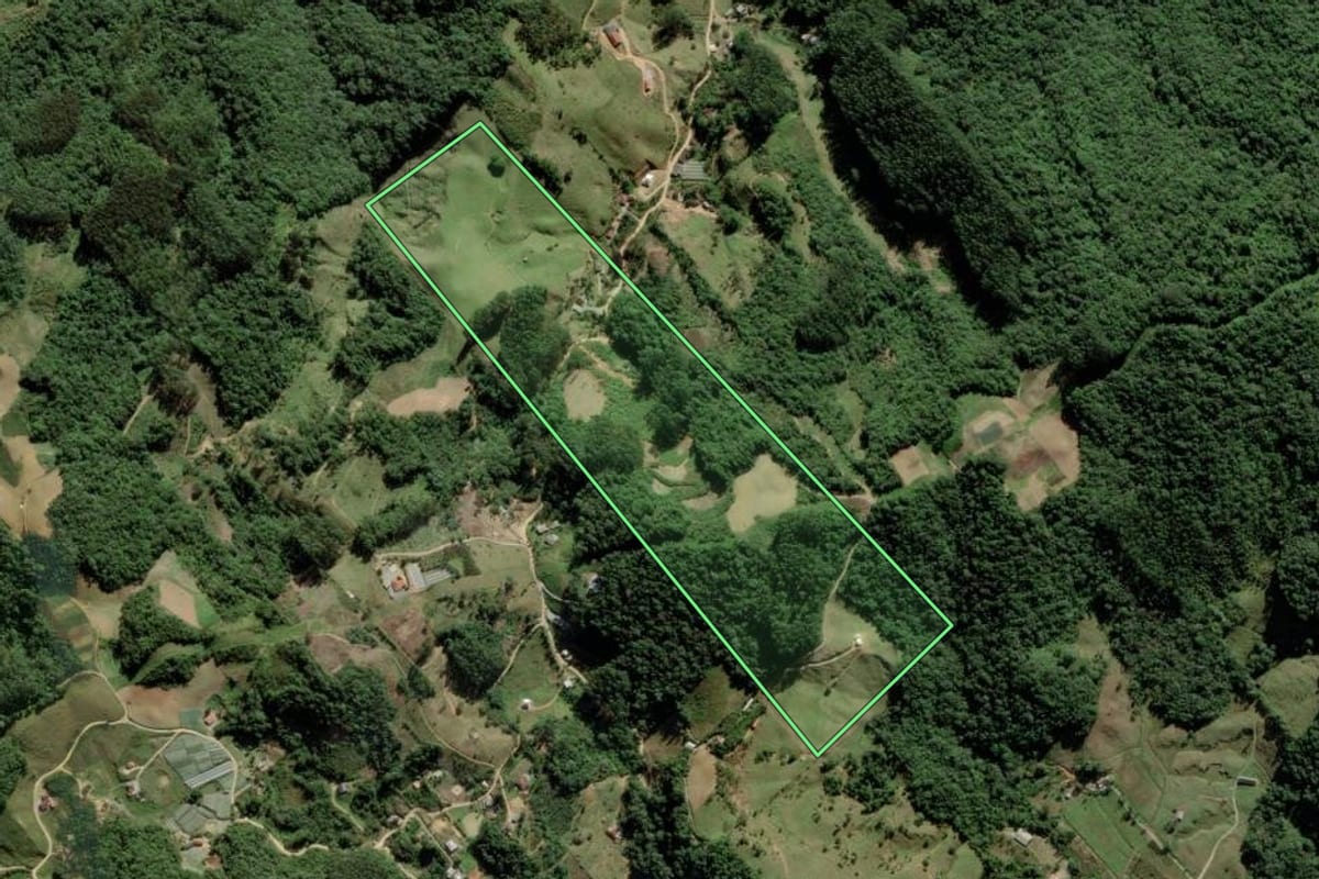 Imagem de satélite do imóvel rural em Águas Mornas (SC), com o contorno declarado no CAR desenhado por cima.