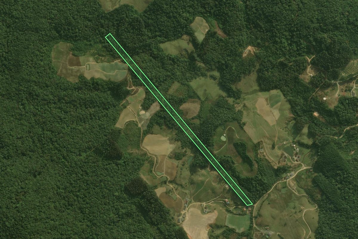 Imagem de satélite do imóvel rural em Águas Mornas (SC), com o contorno declarado no CAR desenhado por cima.