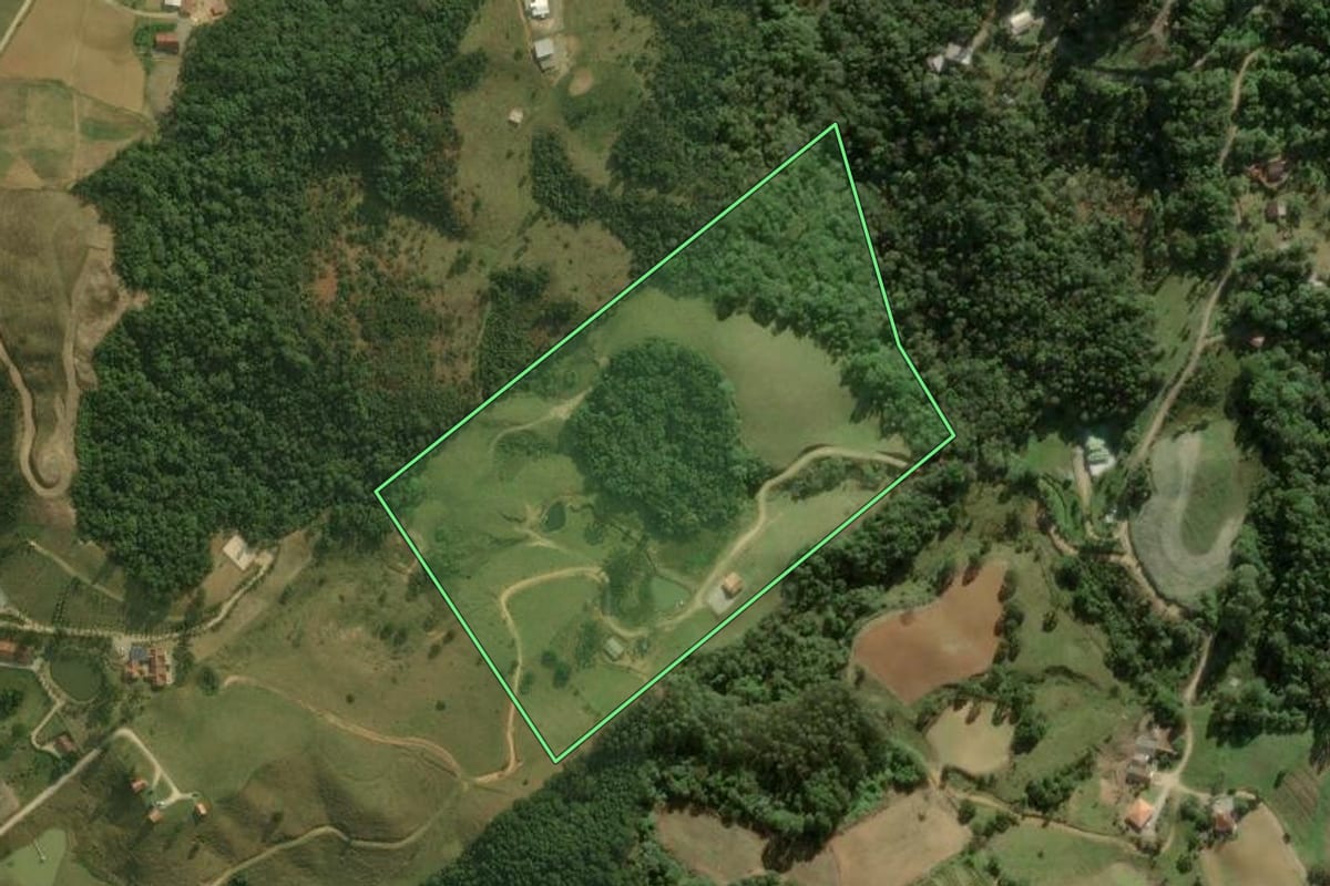 Imagem de satélite do imóvel rural em Águas Mornas (SC), com o contorno declarado no CAR desenhado por cima.