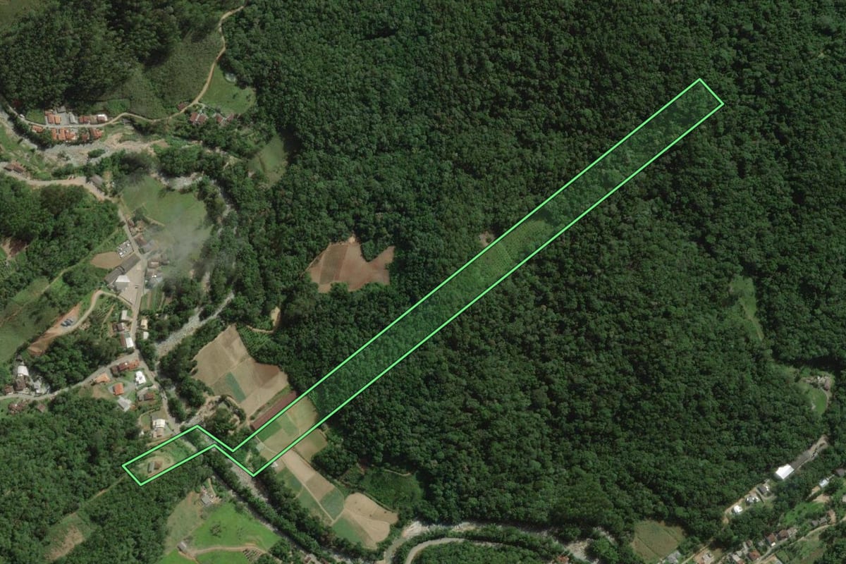 Imagem de satélite do imóvel rural em Águas Mornas (SC), com o contorno declarado no CAR desenhado por cima.