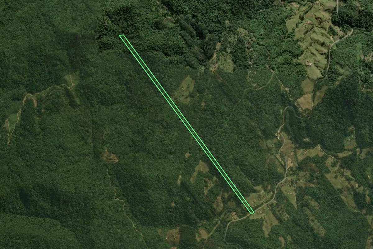 Imagem de satélite do imóvel rural em Águas Mornas (SC), com o contorno declarado no CAR desenhado por cima.