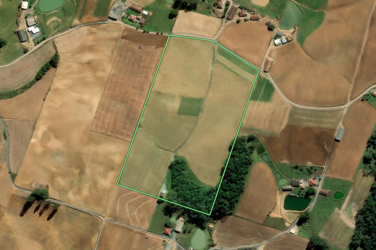 Imagem de satélite do imóvel rural em Alfredo Wagner (SC), com o contorno declarado no CAR desenhado por cima.