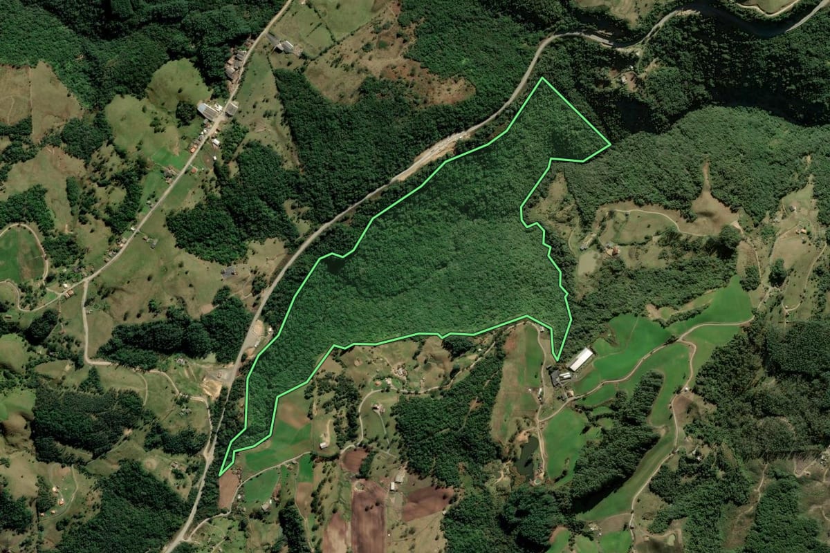 Imagem de satélite do imóvel rural em Alfredo Wagner (SC), com o contorno declarado no CAR desenhado por cima.