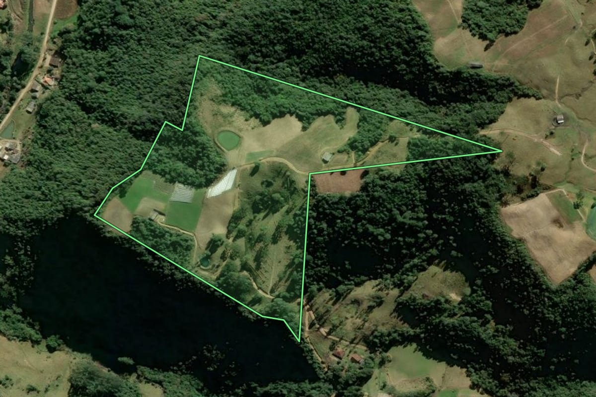 Imagem de satélite do imóvel rural em Alfredo Wagner (SC), com o contorno declarado no CAR desenhado por cima.